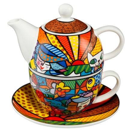 Goebel “Britto Garden” Romero Britto 66-452-71-1 е цветен комплект Tea for One от New Bone China, включващ чайник 350 мл, чаша 250 мл и чинийка. Трите части се подреждат една върху друга в компактна Pop Art композиция, превръщайки ежедневната чаена пауза в малък ритуал с неподражаемия стил на Romero Britto.