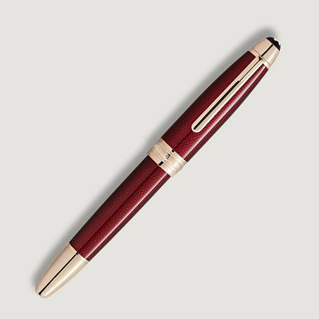 Montblanc Meisterstück Solitaire Golden Hour Rollerball е изключителен луксозен ролер, вдъхновен от магията на „златния час“ – краткия момент преди залез, когато светлината обагря небето в топли златисти и наситени бордо нюанси. Металният корпус с фино гравиран шестоъгълен мотив е покрит с полупрозрачен бордо лак, който създава впечатляваща игра на светлина и дълбочина. Допълнен със Signature Gold детайли и емблематичното качество на Montblanc, този модел е съвършено съчетание между дизайнерско изкуство, инженерна прецизност и удоволствие от писането.