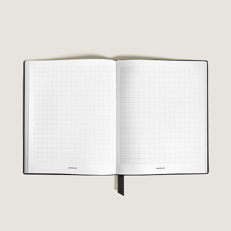 Montblanc Large Notebook in Sartorial Leather Black – Squared Pages (MB134734) е луксозен тефтер, изработен в Италия с корица от естествена телешка кожа със сафиано релеф. Разполага с 96 листа (192 страници) на квадратчета, формат #163 Large и текстилна разделителна лента. Просторният формат и прецизната квадратна мрежа го правят идеален избор за инженерни и архитектурни скици, бизнес анализи, проектно планиране и професионални записки.
