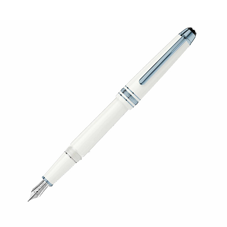 Montblanc Meisterstück Glacier Classique White Fountain Pen F (129398) е специално издание, вдъхновено от величествения ледник Mer de Glace в масива Монблан. Изработена от бяла благородна смола, с елегантни сини PVD покрити детайли и ръчно изработено 14K (Au 585) златно перо с родиево покритие, украсено с гравюра на легендарния „леден дракон“, тази писалка съчетава природно вдъхновение с емблематичното майсторство на Montblanc. Перото F (Fine) осигурява прецизна и плавна линия, а класическият размер Classique предлага отличен баланс и комфорт при писане. Това е изключителен избор за ценители на луксозните пишещи инструменти, колекционери и професионалисти, които търсят елегантност, символика и безкомпромисно качество.