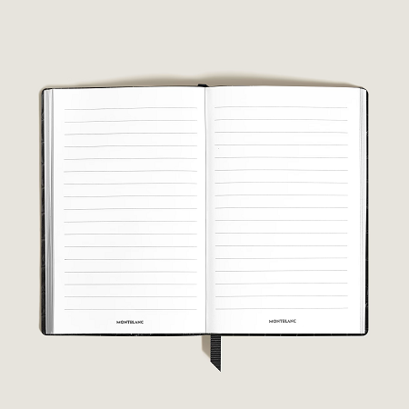Montblanc Small Notebook in Croco-Embossed Leather, Black – Lined Pages (MB135975) е луксозен тефтер с корица от естествена телешка кожа с елегантен крокодилски релеф. Разполага със 76 листа с редове, матова хартия без покритие и компактен формат 90 × 140 mm, който го прави идеален за ежедневни бележки, срещи и пътувания. Ръчно изработен в Италия, този модел съчетава изискан дизайн, първокласни материали и характерното качество на Montblanc.