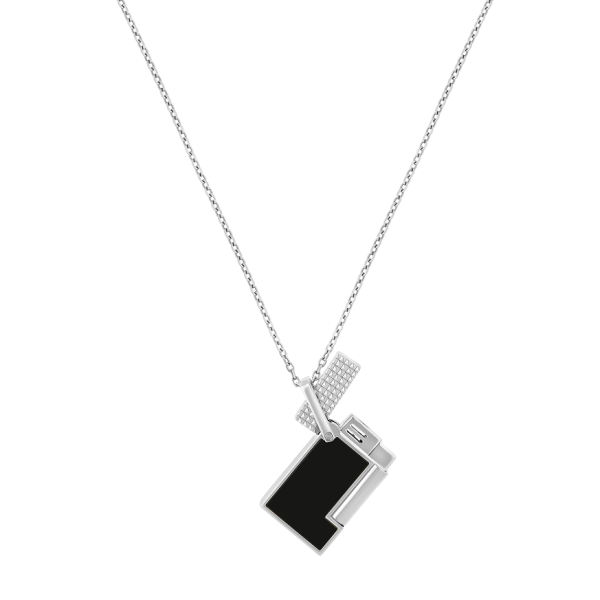 S.T. Dupont Lighter Necklace Lacquered Silver (K27076CH) е иновативен луксозен аксесоар, който съчетава функционалността на висококачествена газова запалка с елегантността на дизайнерско колие. Изработен с черен естествен лак, емблематично гилоширане Diamond Head и сребрист финиш, моделът впечатлява със своя модерен стил и безупречна изработка. Благодарение на регулируемата верижка (80, 85 и 90 cm) той може да се носи като изискано бижу, превръщайки K27076CH в оригинален избор за ценители на луксозните аксесоари и съвременния дизайн.