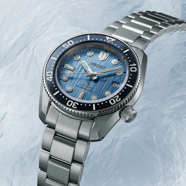 Seiko Prospex 1968 ‘Glacier’ Save the Ocean SPB299J1 е професионален автоматичен Diver’s 200 m, вдъхновен от легендарния Seiko Diver от 1968 г. Светлосиният текстуриран Glacier циферблат, тъмносиният безел, автоматичният калибър 6R35 с 70 часа резерв, сапфир-кристалът и стоманената конструкция със Super-Hard Coating съчетават историческо наследство, японска механика и неповторим полярен дизайн.