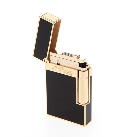 S.T. Dupont Ligne 2 Black & Yellow Gold (16884) е вечна класика, съчетаваща дълбок естествен черен лак с елегантен златист финиш върху солиден месингов корпус. Моделът е оборудван с характерния за класическата Ligne 2 двоен мек пламък, осигуряващ плавно и равномерно запалване. С размери 37 × 62 × 11 mm, запалката притежава емблематичните пропорции и солидното усещане на Ligne 2. Контрастът между наситеното черно и топлия блясък на златото превръща 16884 в неподвластен на времето луксозен аксесоар – изискан избор за ценители на S.T. Dupont и престижен подарък за човек с безкомпромисен вкус.