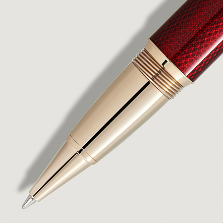 Montblanc Meisterstück Solitaire Golden Hour Rollerball е изключителен луксозен ролер, вдъхновен от магията на „златния час“ – краткия момент преди залез, когато светлината обагря небето в топли златисти и наситени бордо нюанси. Металният корпус с фино гравиран шестоъгълен мотив е покрит с полупрозрачен бордо лак, който създава впечатляваща игра на светлина и дълбочина. Допълнен със Signature Gold детайли и емблематичното качество на Montblanc, този модел е съвършено съчетание между дизайнерско изкуство, инженерна прецизност и удоволствие от писането.