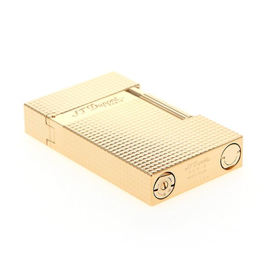 S.T. Dupont Ligne 2 Yellow Gold (16284 / REF. 016284) е емблематична луксозна запалка, съчетаваща масивен месингов корпус, финиш в жълто злато и прецизна Diamond Head декорация. Множеството геометрични фасети улавят и пречупват светлината, придавайки на златистата повърхност характерен динамичен блясък. Моделът е оборудван с двоен мек пламък и носи характерното акустично усещане при отваряне, с което Ligne 2 е известна сред ценителите. С класически размери 37 × 62 × 11 mm, 16284 съчетава солидно присъствие, прецизна механика и неподвластна на времето елегантност – истинска златна класика в света на S.T. Dupont.