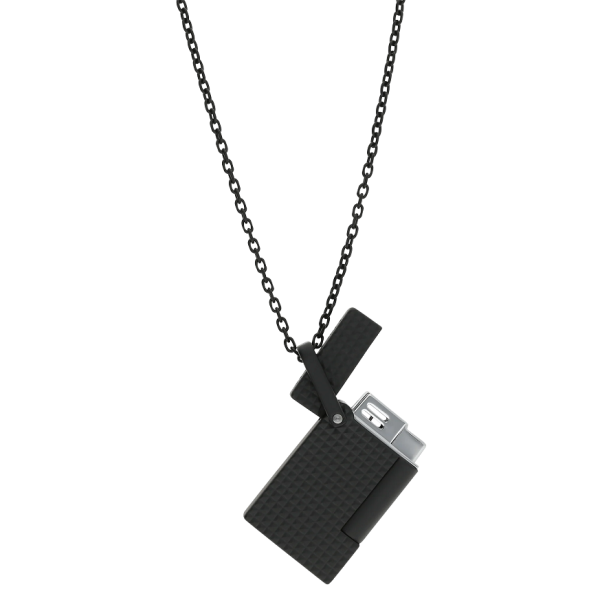 S.T. Dupont Lighter Necklace Diamond Head Black (K27068CH) е иновативен луксозен аксесоар, който съчетава елегантно колие и висококачествена газова запалка. Изработен с емблематичната текстура Diamond Head Guilloché и устойчиво матово черно PVD покритие, моделът впечатлява със своя модерен дизайн и безупречна изработка. Запалката е прикрепена към сваляема регулируема верижка с дължини 80, 85 и 90 см, което позволява да се носи като стилно бижу или да се използва самостоятелно. С компактни размери 43 × 25 × 10 mm, тегло само 43 g и мек жълт пламък, K27068CH е изключителен избор за ценители на луксозните аксесоари, които търсят съчетание между функционалност, престиж и съвременен дизайн.