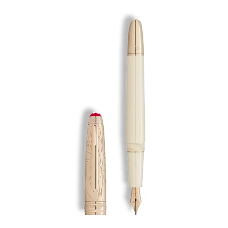 Montblanc Meisterstück Romeo & Juliet Doué Classique е изключителна писалка, вдъхновена от образа на Жулиета в безсмъртната трагедия на Шекспир. Корпусът от благородна смола в цвят слонова кост е съчетан със златиста метална капачка, украсена с релефен мотив на ангелски крила. Ръчно изработеното златно перо със специална гравюра „Juliet“ превръща всяко писане в емоционално преживяване, а изящният дизайн прави този модел истинско колекционерско бижу.