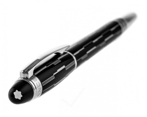 Montblanc StarWalker Black Mystery Fountain Pen (104224) е изискана луксозна писалка, съчетаваща модерен дизайн и безкомпромисно майсторство. Корпусът и капачката са покрити с черен лак, украсен с прецизно лазерно гравирана геометрична текстура, която създава впечатляващ визуален ефект. Платинено покритите детайли и емблематичната плаваща емблема Montblanc под прозрачния купол подчертават отличителния характер на модела. Ръчно изработеното 14K (Au 585) златно перо, размер M, осигурява плавно, меко и прецизно писане, а системата с оригинални мастилени патрони Montblanc гарантира удобство при ежедневна употреба. Моделът 104224 е идеален избор за професионалисти, колекционери и ценители на съвременните луксозни пишещи инструменти.