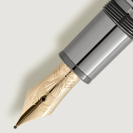 Montblanc Meisterstück Around the World in 80 Days Solitaire LeGrand MB132897 е колекционерска писалка, вдъхновена от романа „Около света за 80 дни“ на Жул Верн. Изработена с корпус и капачка с рутениево покритие и тъмносин лак, тя разполага с ръчно изработено 18K златно перо със специална гравюра. Всеки декоративен елемент разказва последната глава от легендарното пътешествие на Филеас Фог, превръщайки този модел в изключителен символ на лукс, майсторство и литературно вдъхновение.