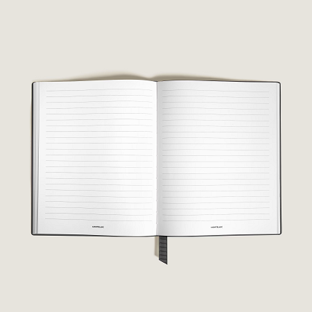 Montblanc Small Notebook in Sartorial Leather Black (MB134719) е компактен луксозен тефтер с черна корица от телешка кожа със сафиано релеф и емблема Montblanc. Съдържа 76 листа – общо 152 линирани страници – и практичен текстилен разделител. Размерът 90 × 140 mm го прави удобен за ежедневни записки, срещи и пътувания, а италианската изработка подчертава характерното за Montblanc качество.