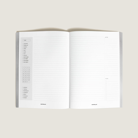 Montblanc Medium Paper Refill, Perpetual Calendar (MB137136) е премиум хартиен пълнеж с практично оформление тип вечен календар, предназначен за калъфите Montblanc Medium Note Holder. Недатираният календар позволява да започнете планирането по всяко време на годината, а форматът 150 × 210 mm осигурява удобно пространство за срещи, задачи и важни срокове. Произведен в Италия, той съчетава функционалност, гъвкавост и характерното качество на Montblanc.
