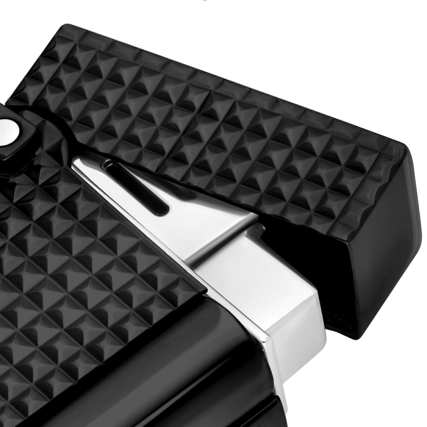 S.T. Dupont Lighter Necklace Diamond Head Black (K27068CH) е иновативен луксозен аксесоар, който съчетава елегантно колие и висококачествена газова запалка. Изработен с емблематичната текстура Diamond Head Guilloché и устойчиво матово черно PVD покритие, моделът впечатлява със своя модерен дизайн и безупречна изработка. Запалката е прикрепена към сваляема регулируема верижка с дължини 80, 85 и 90 см, което позволява да се носи като стилно бижу или да се използва самостоятелно. С компактни размери 43 × 25 × 10 mm, тегло само 43 g и мек жълт пламък, K27068CH е изключителен избор за ценители на луксозните аксесоари, които търсят съчетание между функционалност, престиж и съвременен дизайн.