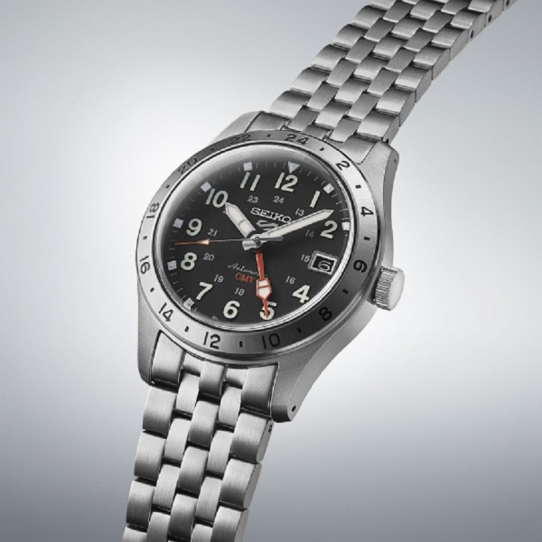 Seiko 5 Sports Field ‘Deploy’ Mechanical GMT SSK023K1 е автоматичен GMT часовник с черен field циферблат, контрастна GMT стрелка и стоманен корпус 39,4 мм. Калибър Seiko 4R34, 41 часа резерв на хода, извит Hardlex, LumiBrite, прозрачен заден капак и водоустойчивост 100 m съчетават приключенски характер, функционалност и класическа японска механика.