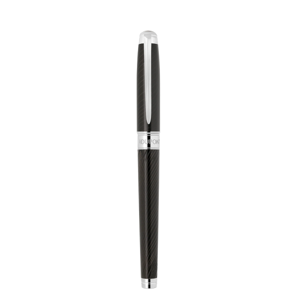 S.T. Dupont Line D Eternity Horse Black 422088L е впечатляващ ролер Large от специалната колекция Horse, създадена по повод Китайската Нова година 2026 – Годината на Огнения кон. Корпусът от месинг е завършен с черен естествен лак и гилоширан мотив „Horse Mane“ – „конска грива“, а паладиевите детайли създават изискан контраст с тъмната повърхност. Капачката е украсена със сребриста фигура на Огнения кон и характерния подвижен Sword клипс. С размери 149 × 13,5 мм и тегло 53 г, моделът съчетава солидно усещане, комфорт при писане и силно колекционерско присъствие. Изключителен пишещ инструмент, в който символиката на Огнения кон – харизма, величие и страст – среща френското savoir-faire на S.T. Dupont.