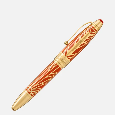 Montblanc Meisterstück The Origin Collection Solitaire LeGrand Rollerball (131355) е юбилейно колекционерско издание, създадено по повод 100 години Meisterstück. Позлатеният корпус и капачка са украсени с архивен мотив, частично покрит с коралов лак – дизайн, вдъхновен от неизползван проект от архивите на Montblanc от епохата на Арт Деко. Специалният юбилеен клипс, лазерно гравираното винтидж лого MEISTERSTÜCK и пръстенът с годините 1924–2024 превръщат този модел в истинско произведение на изкуството. Размерът LeGrand и характерният за Montblanc плавен ролерен механизъм осигуряват изключителен комфорт, а историческата стойност на модела го прави желано попълнение във всяка престижна колекция.