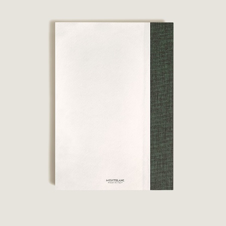 Montblanc Medium Paper Refill, Lined Pages (MB137130) е оригинален хартиен пълнеж с 96 листа с редове, предназначен за калъфите Montblanc Medium Note Holder. Висококачествената бяла хартия осигурява приятно усещане при писане, а форматът 150 × 210 mm предлага достатъчно пространство за бележки, срещи, идеи и ежедневни задачи. Произведен в Италия, този пълнеж е идеалният избор за продължаване на работата с любимия ви Montblanc Note Holder.
