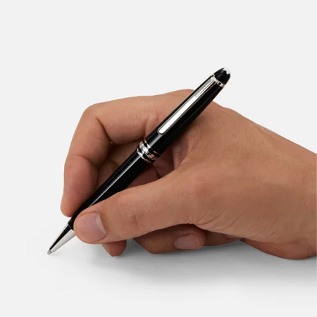 Montblanc Meisterstück Platinum-Coated Classique Ballpoint (132446) е емблематична луксозна химикалка, която съчетава почти вековното наследство на колекцията Meisterstück с модерната елегантност на платинено покритите детайли. Изработена от черна благородна смола с емблематичната бяла звезда Montblanc, три платинено покрити пръстена и клипс с индивидуален сериен номер, тя предлага плавно и прецизно писане, отличен баланс и безупречен комфорт. Благодарение на своя непреходен дизайн и изключителна германска изработка, този модел е идеален избор за професионалисти, ценители и колекционери, които търсят пишещ инструмент с престиж, стил и дългогодишна стойност.