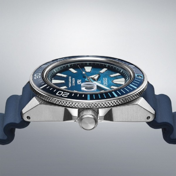 Seiko Prospex ‘Great Blue’ ‘Samurai’ PADI SRPJ93K1 е автоматичен дайвърски часовник с впечатляващ син циферблат, вдъхновен от светлината върху океанската повърхност. Калибър 4R35, корпус 43,8 мм, сапфир с лупа, керамичен безел, силиконова каишка и водоустойчивост Diver’s 200 m съчетават характерния Samurai дизайн с професионалния дух на Seiko Prospex и PADI.