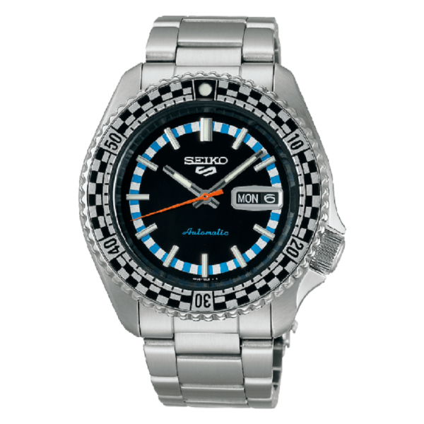 Seiko 5 Sports Black & White ‘Checker Flag’ Special Edition SRPK67K1 е впечатляващ автоматичен часовник от Retro Colour Collection, вдъхновен от емблематичния Seiko “Checkered Flag” от 1969 г. Моделът възражда оригиналната черно-бяла цветова схема, циферблата, стрелките в стил 60-те години и характерния кариран безел, като ги съчетава със съвременния SKX-inspired силует на Seiko 5 Sports. В стоманения 42,5 мм корпус работи автоматичният Calibre 4R36 с ръчно навиване, 24 камъка, около 41 часа резерв, stop-second и ден/дата. Извитият Hardlex, LumiBrite, еднопосочно въртящият се Checker Flag безел, стоманената верижка, прозрачният завинтващ се капак с надпис SPECIAL EDITION и 10 bar / 100 м водоустойчивост превръщат SRPK67K1 в силна комбинация от автентична ретро история и надеждна съвременна японска механика.