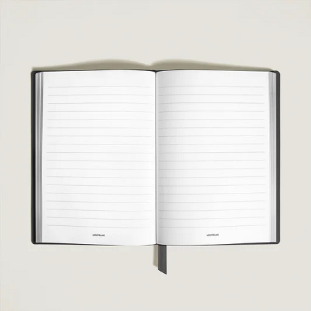 Montblanc #146 Small Notebook Extreme 3.0 Multilime Leather Green (MB134708) е луксозен тефтер, изработен в Италия като част от модерната колекция Extreme 3.0. Отличава се с корица от естествена пълнозърнеста телешка кожа в цвят Multilime Green с характерния релефен мотив на серията, 96 листа (192 линирани страници) висококачествена 85 g/m² матова хартия с воден знак Montblanc и елегантни посребрени кантове. Форматът #146 (150 × 210 mm) го прави идеален избор за професионални записки, бизнес срещи и ежедневна употреба.
