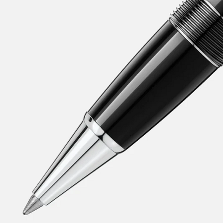 Montblanc Meisterstück Platinum-Coated LeGrand Rollerball (132451) е емблематичен ролер, който съчетава неподвластния на времето дизайн на колекцията Meisterstück с модерната елегантност на платинено покритите детайли. Изработен от черна благородна смола (Precious Resin), с платинено покрит клипс с индивидуален сериен номер и легендарната бяла емблема Montblanc, този модел предлага изключително плавно и прецизно писане с оригиналните пълнители Montblanc Rollerball. Размерът LeGrand осигурява отличен комфорт и баланс, което го превръща в идеален избор за професионалисти, ценители на луксозните пишещи инструменти и колекционери, които търсят символ на престиж, традиция и безкомпромисно качество.