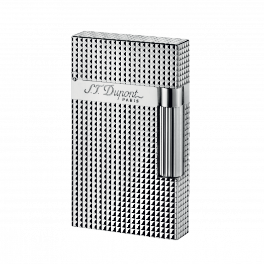 S.T. Dupont Ligne 2 Silver (16184 / REF. 016184) е емблематична луксозна запалка с месингов корпус, изискан сребрист финиш и прецизна Diamond Head гилоширана декорация, която преминава от капака към корпуса. Множеството геометрични фасети улавят светлината и създават характерен динамичен блясък. Моделът е оборудван с двоен мек жълт пламък и носи емблематичния „Cling“ на Ligne 2 при отваряне. Произведена във Франция и създадена с характерното savoir-faire на S.T. Dupont, 16184 съчетава механична прецизност, неподвластен на времето дизайн и отличителното солидно усещане на Ligne 2.