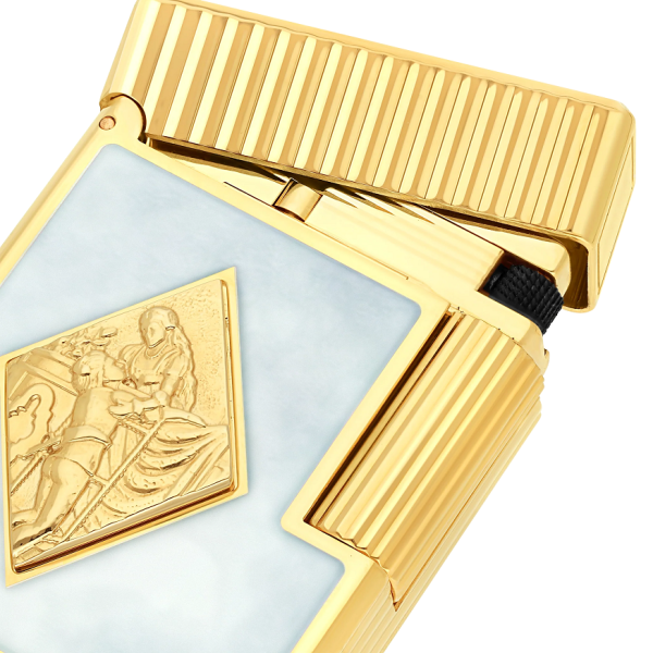 S.T. Dupont Ligne 1 Romeo y Julieta (C14050CL) е ексклузивна колекционерска запалка, създадена по повод 150-годишнината на легендарната марка пури Romeo y Julieta. Изработена от месинг с високогланцов бял лак (Popoté), позлатен релефен медальон, вертикално гилоширане и покритие от жълто злато, тя впечатлява с безупречна изработка и неподражаем стил. Оборудвана е с двоен жълт пламък и емблематичния звук 