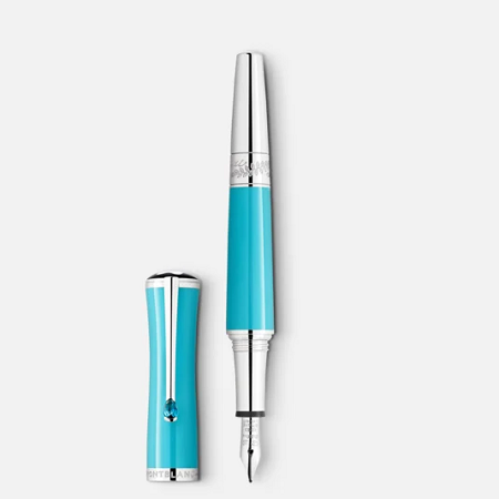 Montblanc Muses Maria Callas Special Edition Fountain Pen M (129564) е специално издание, посветено на една от най-великите оперни певици на всички времена. Изработена от тюркоазена благородна смола, вдъхновена от любимия цвят на Мария Калас, писалката впечатлява с платинено покрит клипс, украсен със синтетичен камък, декоративен лавров венец, вдъхновен от операта Norma, и ръчно изработено 14K златно перо, гравирано с характерните очи на примадоната и надписа „La Divina“. Съчетавайки артистична символика, изящен дизайн и легендарното качество на Montblanc, този модел е изключителен избор за колекционери, ценители на операта и почитатели на луксозните пишещи инструменти.