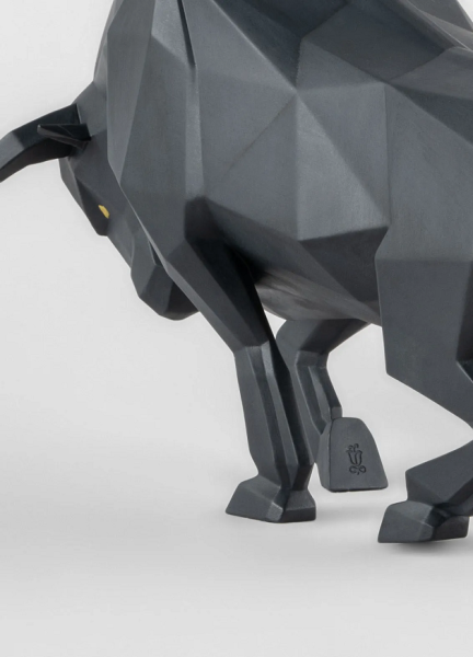 Порцеланова фигура Lladró - Bull (matte black) Sculpture