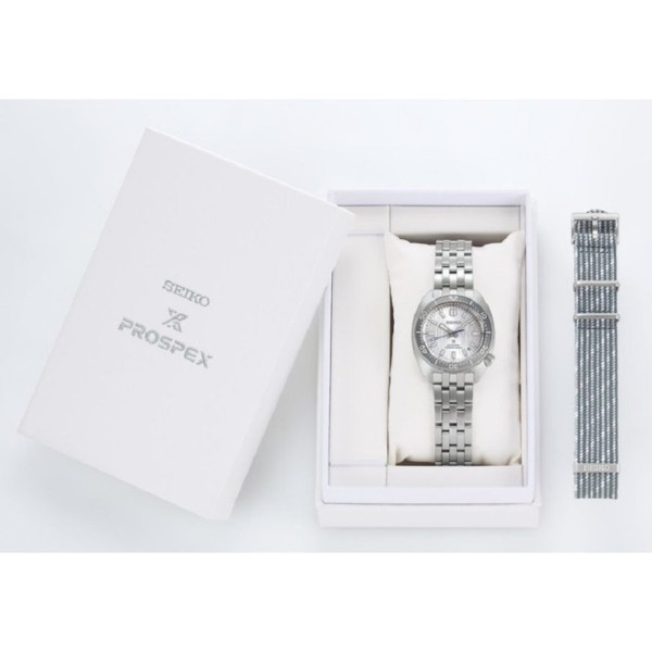 Seiko Prospex Glacier ‘Save the Ocean’ SPB333J1 е лимитиран автоматичен Diver, създаден за 110-годишнината на часовникарството Seiko и произведен в само 5 000 броя. Текстуриран Glacier циферблат, калибър 6R35 с 70 часа резерв, 41 мм корпус със Super-Hard Coating, сапфир-кристал, Diver’s 200 m и допълнителна Seichu каишка превръщат модела в изключително колекционерско предложение.
