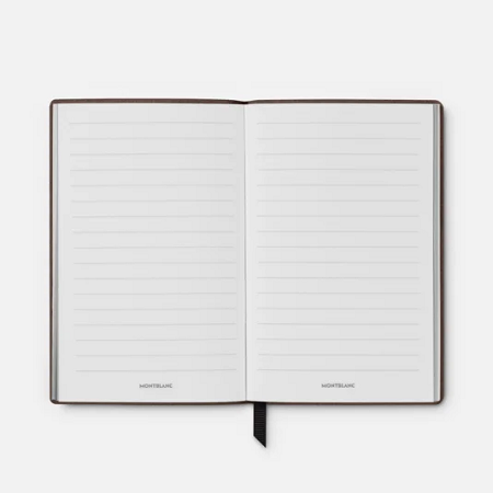 Montblanc Pocket Notebook #148 Extreme 3.0 Lavender Grey (MB134077) е луксозен джобен тефтер от колекцията Extreme 3.0. Произведен в Италия, той впечатлява с корица от естествена телешка кожа с характерния релефен мотив Extreme 3.0, 72 листа (144 линирани страници) висококачествена матова хартия с воден знак Montblanc и компактен формат 90 × 140 mm. Елегантният цвят Lavender Grey и изисканата изработка го превръщат в идеален спътник за ежедневни записки, срещи и пътувания.