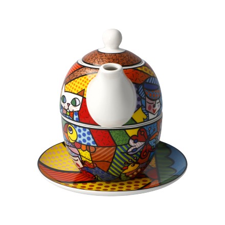 Goebel “Britto Garden” Romero Britto 66-452-71-1 е цветен комплект Tea for One от New Bone China, включващ чайник 350 мл, чаша 250 мл и чинийка. Трите части се подреждат една върху друга в компактна Pop Art композиция, превръщайки ежедневната чаена пауза в малък ритуал с неподражаемия стил на Romero Britto.