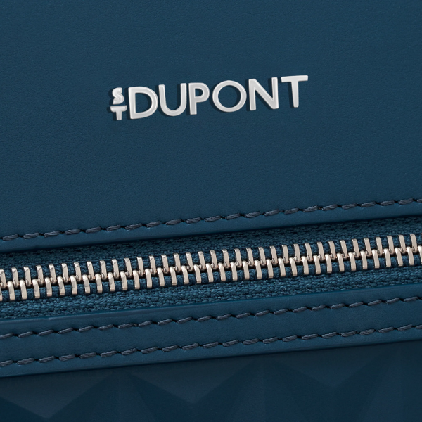 Луксозен клъч S.T. Dupont Apex Pouch Dark Blue, изработен в Италия от гладка пълнозърнеста телешка кожа с отличителна триизмерна интерпретация на емблематичния Fire Head мотив. Дълбокият тъмносин цвят, детайлите с рутениево покритие, светлосивата памучна подплата и практичното разпределение превръщат модела в изискан аксесоар за съвременния мъж.