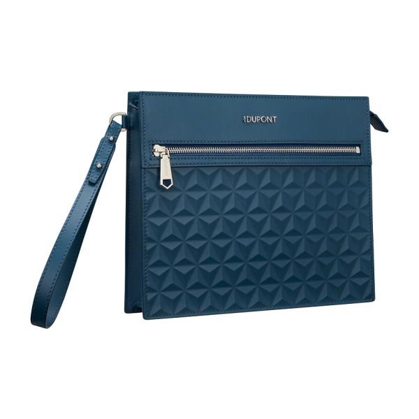 Луксозен клъч S.T. Dupont Apex Pouch Dark Blue, изработен в Италия от гладка пълнозърнеста телешка кожа с отличителна триизмерна интерпретация на емблематичния Fire Head мотив. Дълбокият тъмносин цвят, детайлите с рутениево покритие, светлосивата памучна подплата и практичното разпределение превръщат модела в изискан аксесоар за съвременния мъж.