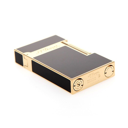 S.T. Dupont Ligne 2 Black & Yellow Gold (16884) е вечна класика, съчетаваща дълбок естествен черен лак с елегантен златист финиш върху солиден месингов корпус. Моделът е оборудван с характерния за класическата Ligne 2 двоен мек пламък, осигуряващ плавно и равномерно запалване. С размери 37 × 62 × 11 mm, запалката притежава емблематичните пропорции и солидното усещане на Ligne 2. Контрастът между наситеното черно и топлия блясък на златото превръща 16884 в неподвластен на времето луксозен аксесоар – изискан избор за ценители на S.T. Dupont и престижен подарък за човек с безкомпромисен вкус.