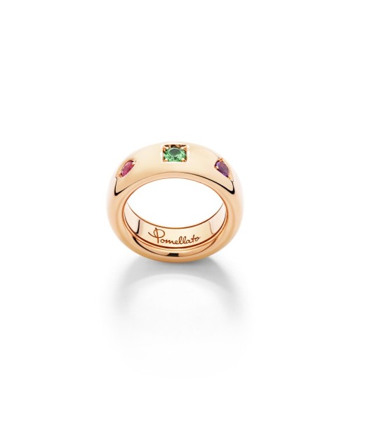 Скулптурен пръстен Pomellato Iconica Slim Ring, изработен от 18-каратово розово злато и украсен с наситенозелен цаворит, ярък рубин и виолетов аметист. Заобленият силует и цветните скъпоценни камъни превръщат модела в смел израз на италианска елегантност, индивидуалност и съвременен лукс.
