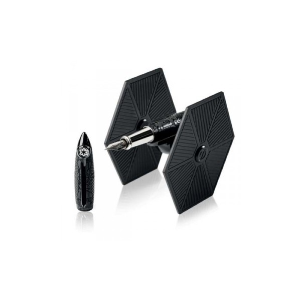 S.T. Dupont Star Wars Streamline-R TIE Fighter 251683 е изключителна лимитирана писалка, вдъхновена от емблематичния TIE Fighter на Галактическата империя и произведена в символична серия от само 1977 екземпляра – препратка към годината на премиерата на оригиналния Star Wars. Футуристичният корпус Streamline-R е изработен с Ceramium A.C.T. и матово черно PVD покритие, а корпусът и капачката са ръчно гилоширани с геометрични мотиви, вдъхновени от пилотската кабина на TIE Fighter. Клипсът носи символа на Galactic Empire, а пръстенът – логото Star Wars. Моделът е оборудван с 14-каратово златно перо M. Рядък колекционерски пишещ инструмент, в който S.T. Dupont превръща една от най-разпознаваемите машини от Star Wars в произведение на френското майсторство.