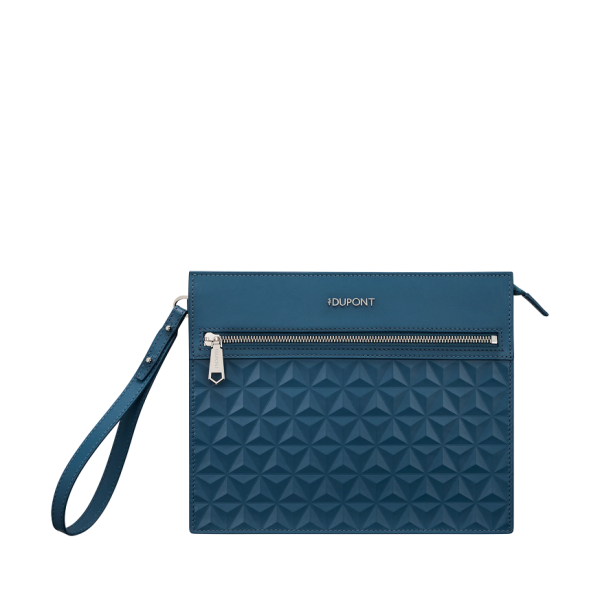 Луксозен клъч S.T. Dupont Apex Pouch Dark Blue, изработен в Италия от гладка пълнозърнеста телешка кожа с отличителна триизмерна интерпретация на емблематичния Fire Head мотив. Дълбокият тъмносин цвят, детайлите с рутениево покритие, светлосивата памучна подплата и практичното разпределение превръщат модела в изискан аксесоар за съвременния мъж.