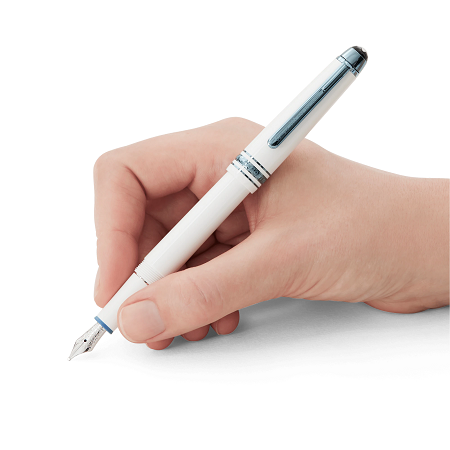 Montblanc Meisterstück Glacier Classique White Fountain Pen F (129398) е специално издание, вдъхновено от величествения ледник Mer de Glace в масива Монблан. Изработена от бяла благородна смола, с елегантни сини PVD покрити детайли и ръчно изработено 14K (Au 585) златно перо с родиево покритие, украсено с гравюра на легендарния „леден дракон“, тази писалка съчетава природно вдъхновение с емблематичното майсторство на Montblanc. Перото F (Fine) осигурява прецизна и плавна линия, а класическият размер Classique предлага отличен баланс и комфорт при писане. Това е изключителен избор за ценители на луксозните пишещи инструменти, колекционери и професионалисти, които търсят елегантност, символика и безкомпромисно качество.