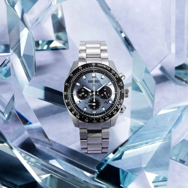 Seiko Prospex ‘Crystal Trophy’ Speedtimer SSC935P1 е соларен хронограф с впечатляващ светлосин циферблат, вдъхновен от блясъка на кристалните спортни трофеи. Соларен калибър V192, корпус 41,4 мм, извит сапфир-кристал, хронограф, тахиметър и водоустойчивост 100 m съчетават спортното наследство на Speedtimer със съвременна японска прецизност.