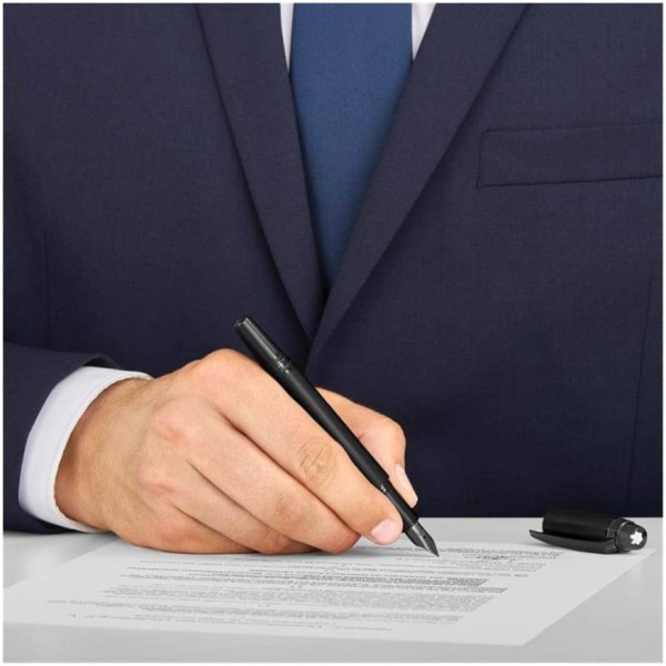 Montblanc StarWalker Resin Ultra Black Fountain Pen (118462) е модерна луксозна писалка, създадена за ценители на минималистичния дизайн и безкомпромисното качество. Корпусът и капачката са изработени от матова черна благородна смола, допълнени с рутениево покрити детайли и емблематичната плаваща емблема Montblanc. Ръчно изработеното 14K (Au 585) златно перо с черно рутениево покритие, размер M, осигурява изключително плавно и прецизно писане, а системата с оригинални мастилени патрони Montblanc гарантира удобство при ежедневна употреба. Моделът 118462 е съвършен избор за професионалисти и ценители, които предпочитат модерната елегантност, изчистените линии и легендарното майсторство на Montblanc.