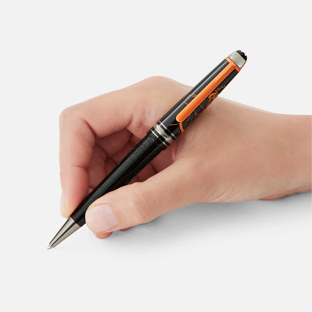 Montblanc X Naruto Meisterstück Midsize Ballpoint Pen (129323) е специално издание, създадено по повод 20-годишнината на аниме поредицата Naruto. Изработена от черна благородна смола, химикалката впечатлява с гравиран облачен мотив, изображение на Наруто с оранжев лак върху капачката, оранжево покрит клипс и елегантни рутениеви детайли. Надеждният въртящ механизъм, удобният размер Midsize и богатата символика превръщат модела в изключителен избор за колекционери, почитатели на Naruto и ценители на нестандартните издания на Montblanc.