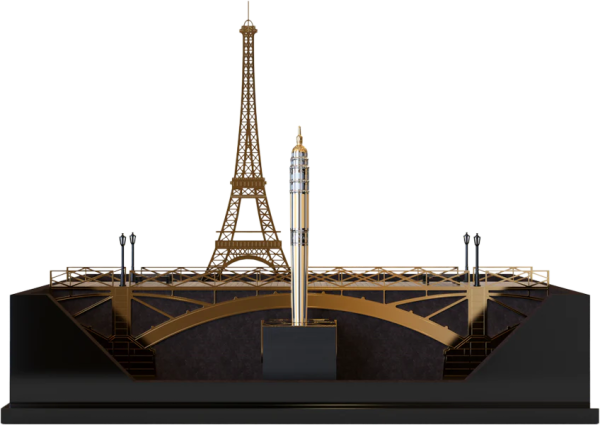 S.T. Dupont Loves Paris Multifunction Pen Limited Edition 420347L е изключителен колекционерски сет, посветен на Париж и създаден в лимитирана серия от само 150 екземпляра. В центъра на композицията стои Line D Large многофункционален пишещ инструмент, който може да се използва като писалка с 14К златно перо или като ролер. Корпусът съчетава висококачествен месинг, златист естествен лак, златисти акценти и паладиево покритие. Художественият постамент от лакирано дърво и метал пресъздава романтиката на френската столица чрез Айфеловата кула, Pont des Arts, парижки пейки и улични фенери. 420347L е едновременно престижен пишещ инструмент, декоративен objet d’art и рядко колекционерско произведение на S.T. Dupont.