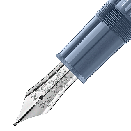 Montblanc Meisterstück Glacier LeGrand Blue Fountain Pen M (129393) е специално издание, вдъхновено от величествения ледник Mer de Glace в масива Монблан. Изработена от синьо-сива благородна смола, с елегантни платинено покрити детайли и ръчно изработено 14K (Au 585) златно перо с родиево покритие, украсено с гравюра на легендарния „Леден дракон“, тази писалка съчетава природно вдъхновение с емблематичното майсторство на Montblanc. Перото M (Medium) осигурява плавно и наситено писане, а размерът LeGrand предлага отличен баланс и комфорт за продължителна употреба. Благодарение на класическата бутална система за пълнене и отличителния си дизайн, моделът е изключителен избор за ценители, колекционери и професионалисти, които търсят луксозен пишещ инструмент с характер и история.