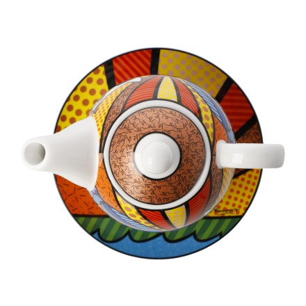 Goebel “Britto Garden” Romero Britto 66-452-71-1 е цветен комплект Tea for One от New Bone China, включващ чайник 350 мл, чаша 250 мл и чинийка. Трите части се подреждат една върху друга в компактна Pop Art композиция, превръщайки ежедневната чаена пауза в малък ритуал с неподражаемия стил на Romero Britto.