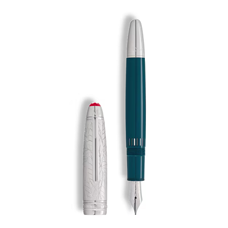 Изключителна писалка Montblanc Meisterstück Romeo & Juliet Doué LeGrand, посветена на Ромео. Дълбокият синьо-зелен корпус от благородна смола пресъздава атмосферата на градината на Капулети, а платинено покритата капачка с мотив от роза и листа символизира любовта, която остава чиста отвъд фамилната вражда. Ръчно изработеното 18К златно перо M е украсено с името „Romeo“ в сърце, пронизано от кинжал – силен символ на любовта и трагичната съдба.