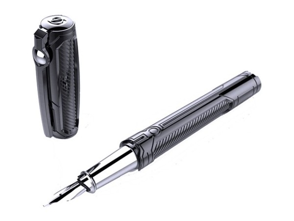 S.T. Dupont Armors of Tomorrow 410693 е изключителна лимитирана писалка от Line D Prestige Collection, вдъхновена от футуристичните брони на героите от научната фантастика. Корпусът използва иновативния Ceramium A.C.T. (Advanced Ceramium Technology) – високотехнологичен материал на основата на керамика и алуминий, създаден да съчетава изключителна лекота и устойчивост. Черното PVD покритие, футуристичните гилоширани детайли и хематитът върху клипса придават на модела характерно тъмно, технологично излъчване. Писалката е оборудвана със златно перо Medium и е произведена във Франция в лимитирана серия от само 888 номерирани екземпляра – рядък колекционерски S.T. Dupont, в който традиционното френско майсторство среща материалите на бъдещето.