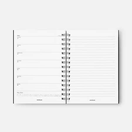 Montblanc Envelope Notebook Refill #146 Small Black – Calendar 18 Months (MB133119) е оригинален календарен пълнеж за органайзерите Montblanc Sartorial Envelope Notebook и Meisterstück Selection Soft Envelope Notebook. Произведен в Италия, той включва 18-месечен календар за периода от септември 2024 до февруари 2026, формат 150 × 210 mm и практична спирална конструкция с метални копчета за бързо закрепване към кожения органайзер. Идеалният избор за професионалисти, които ценят отличната организация и безупречното качество.