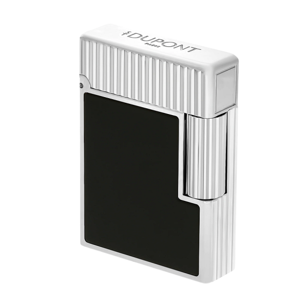 S.T. Dupont Ligne 1 Lacquered Lighter Silver (C14121) е съвременната интерпретация на първата луксозна запалка, създадена от S.T. Dupont. Изработена от масивен месинг, с високогланцов черен естествен лак, вертикално гилоширане и елегантен паладиев финиш, тя впечатлява с изискан дизайн и безупречно качество. Запалката разполага с легендарния звук Cling при отваряне и двоен мек жълт пламък, които превръщат серията Ligne 1 в една от най-емблематичните в историята на S.T. Dupont. Произведена във Франция, тя е престижен аксесоар за ценители на класическия стил и изключителното майсторство.